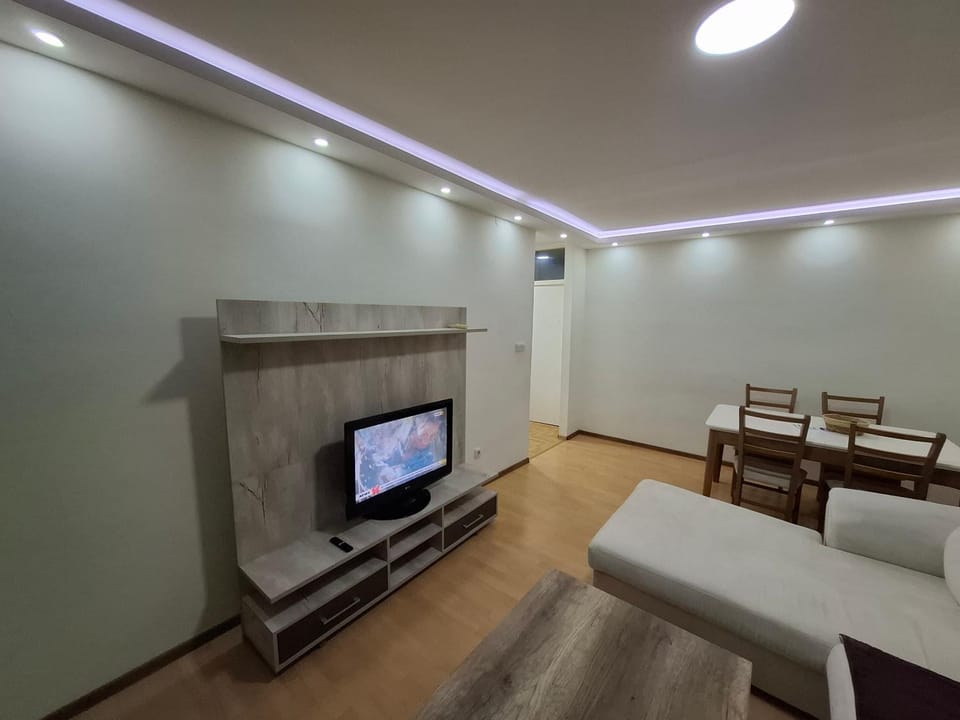 Communal lounge/ TV room, TV and multimedia, Living room, Seating area, Evening entertainment