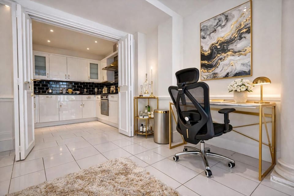 Kensington HydePark with 1GB Wifi & Private Terrace Apartment in City of Westminster