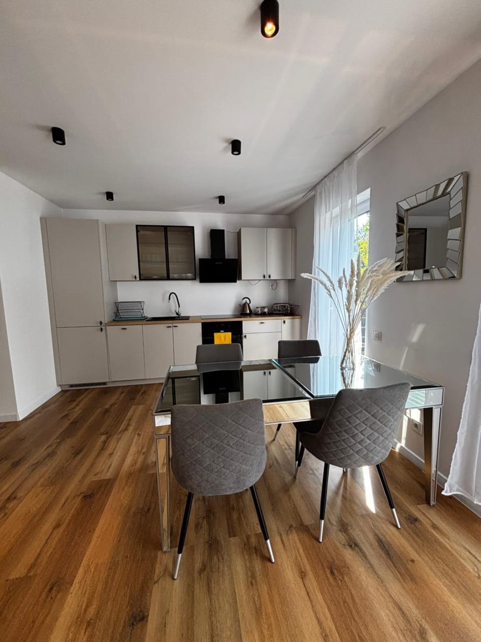 Kitchen or kitchenette, Dining area