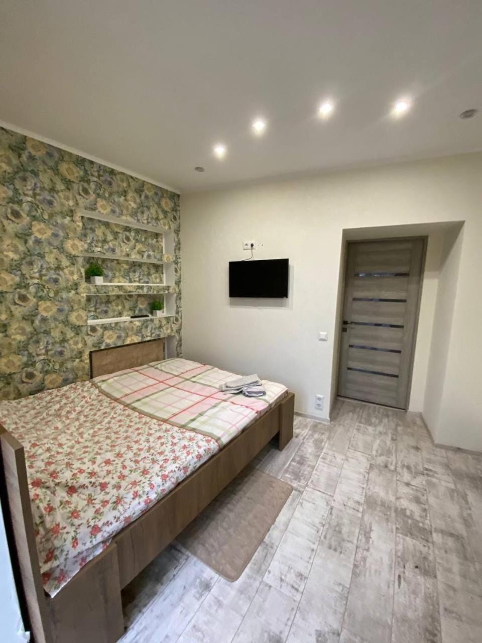 Bed, TV and multimedia, Photo of the whole room, Bedroom