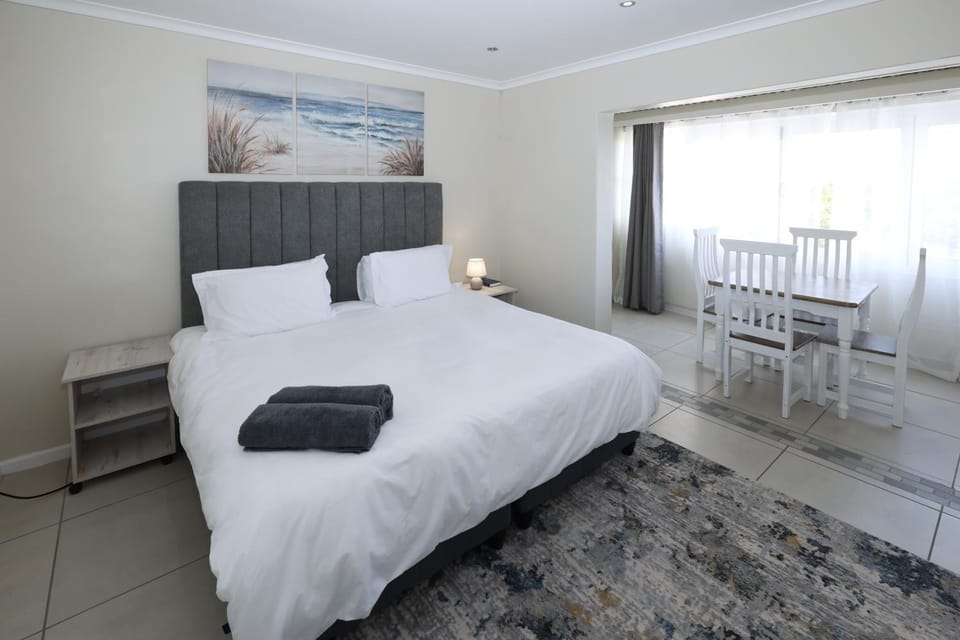 Bed, Photo of the whole room, Seating area, Bedroom, towels