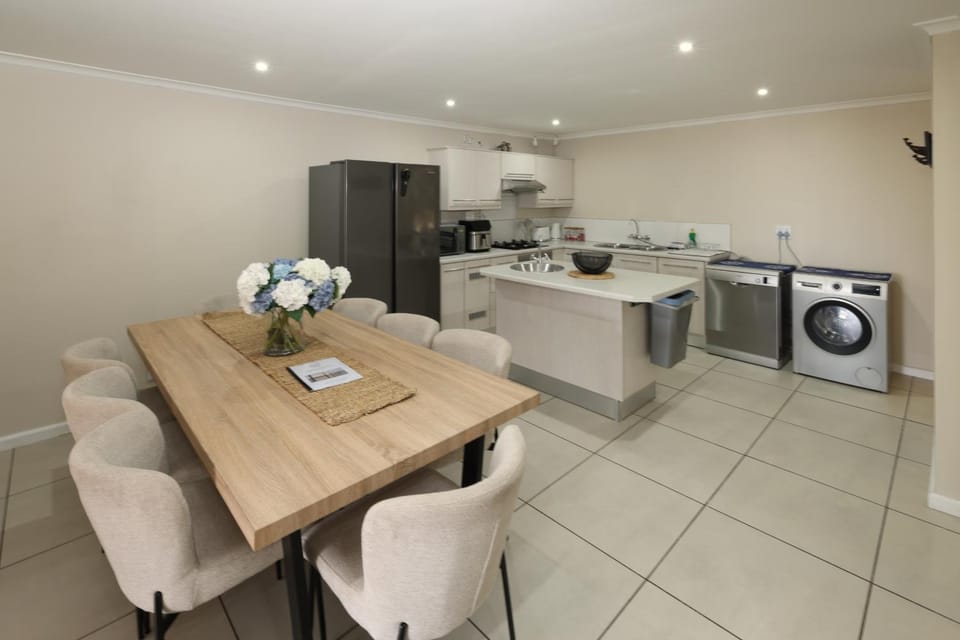 Kitchen or kitchenette, Dining area, dishwasher, oven, stove, washing machine
