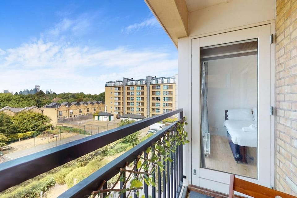 Riverside 2BR Flat with Private Balcony and Parking Apartment in London Borough of Southwark