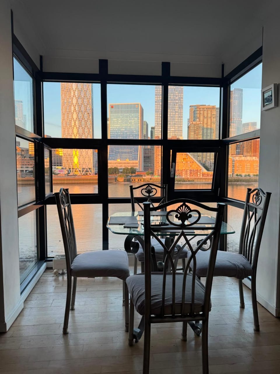 Riverside 2BR Flat with Private Balcony and Parking Apartment in London Borough of Southwark