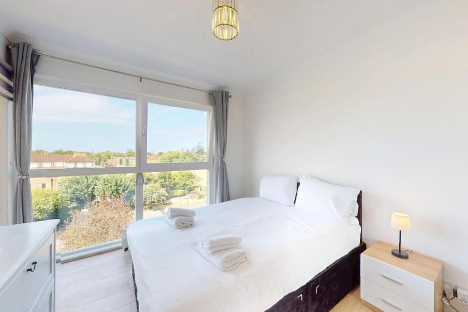 Riverside 2BR Flat with Private Balcony and Parking Apartment in London Borough of Southwark