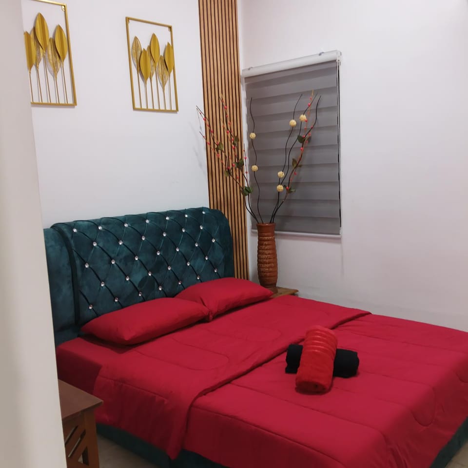 Bed, Living room, Photo of the whole room, Seating area, Bedroom