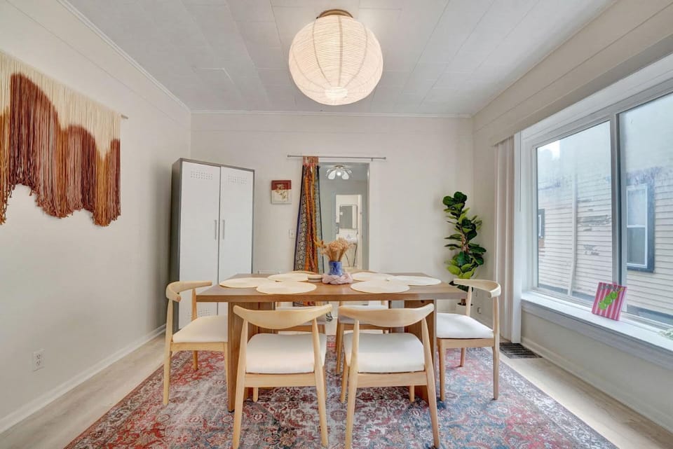 Spacious 4BD, 2BR Home Near Major Hospitals Apartment in Brighton