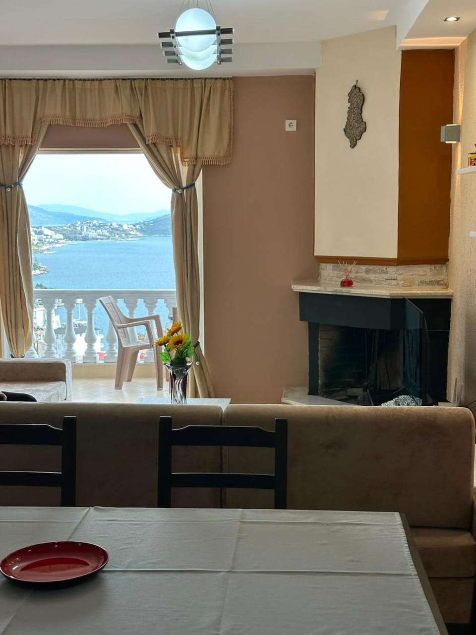 Natural landscape, View (from property/room), Balcony/Terrace, Living room, Seating area, Dining area, Lake view, River view