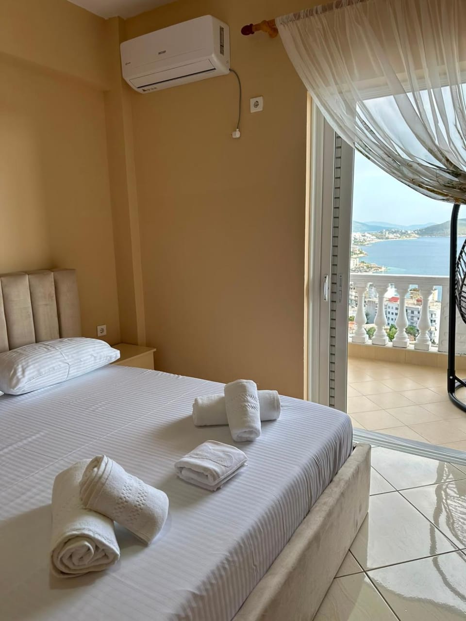 Bed, Natural landscape, View (from property/room), Balcony/Terrace, Bedroom, Mountain view, air conditioner