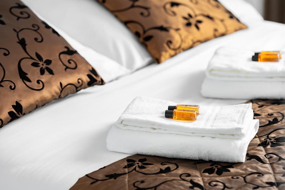 Bed, Photo of the whole room, Bedroom, towels