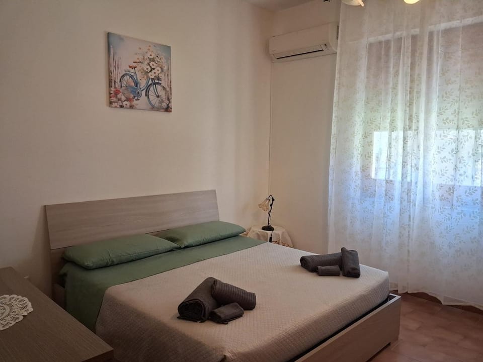 Photo of the whole room, Bedroom, towels, air conditioner