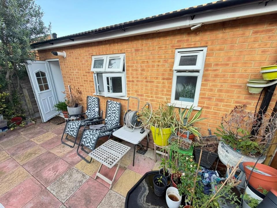 SRA Large Private one bedroom Apartment in Barking