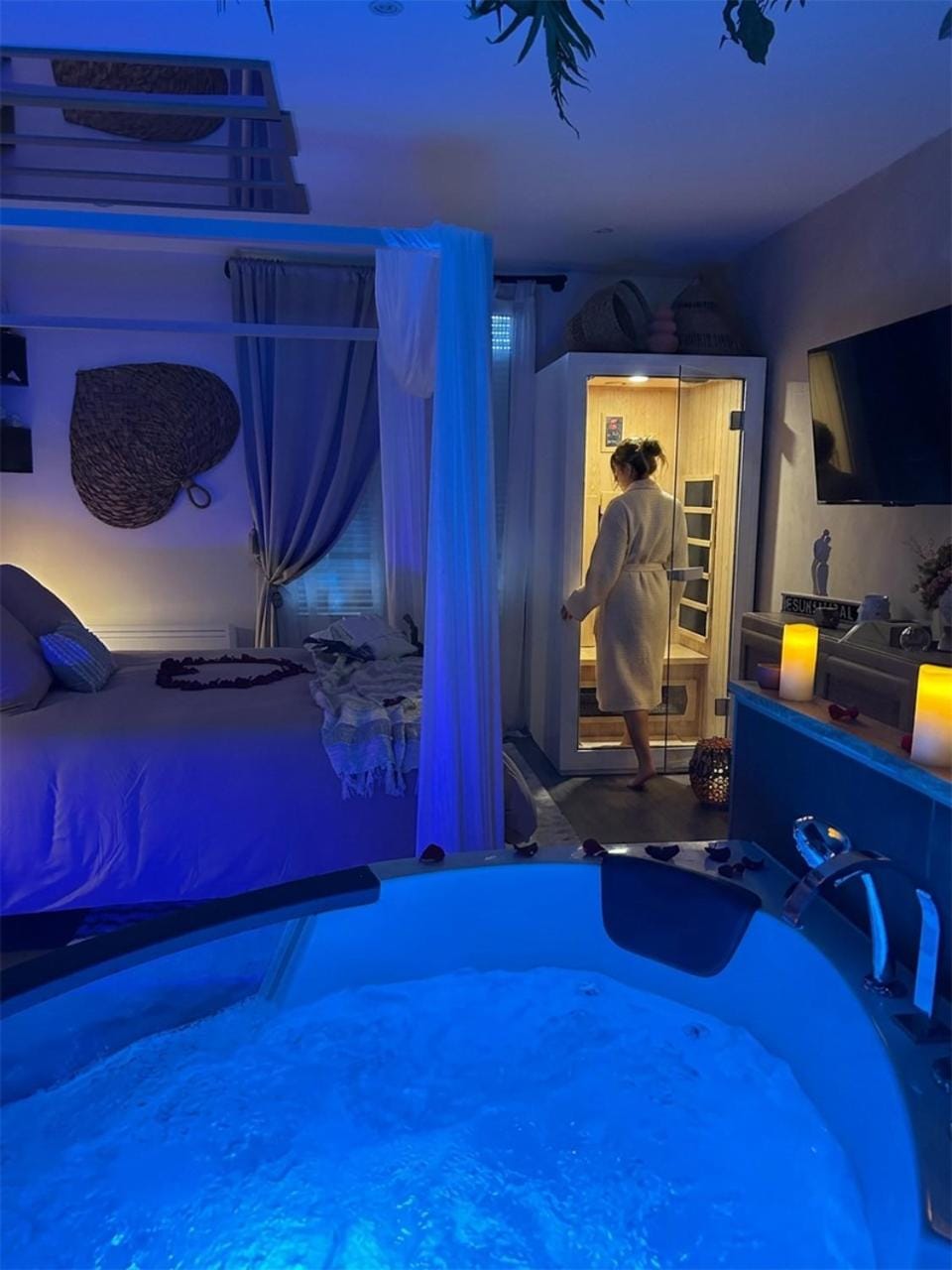Bed, Hot Tub, Sauna, Photo of the whole room