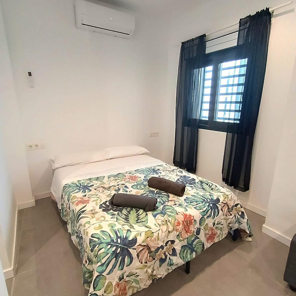 Bed, Photo of the whole room, Bedroom, air conditioner