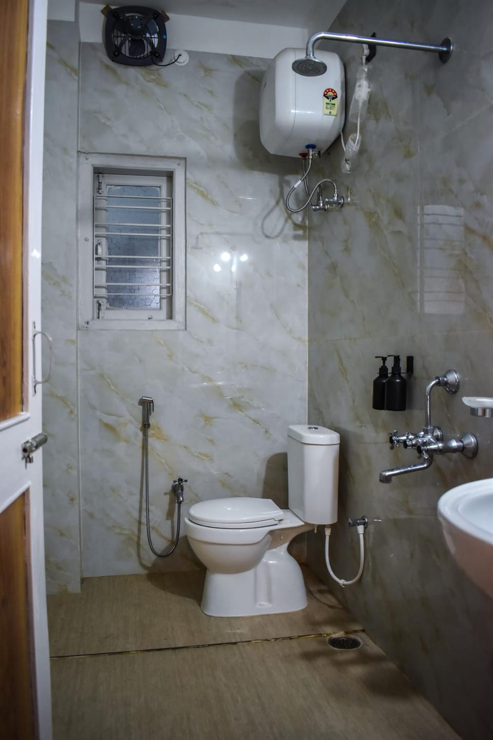 Karuna Court I Premium Room in a 3 BHK I Dedicated Toilet I Jalukbari Bed and Breakfast in India