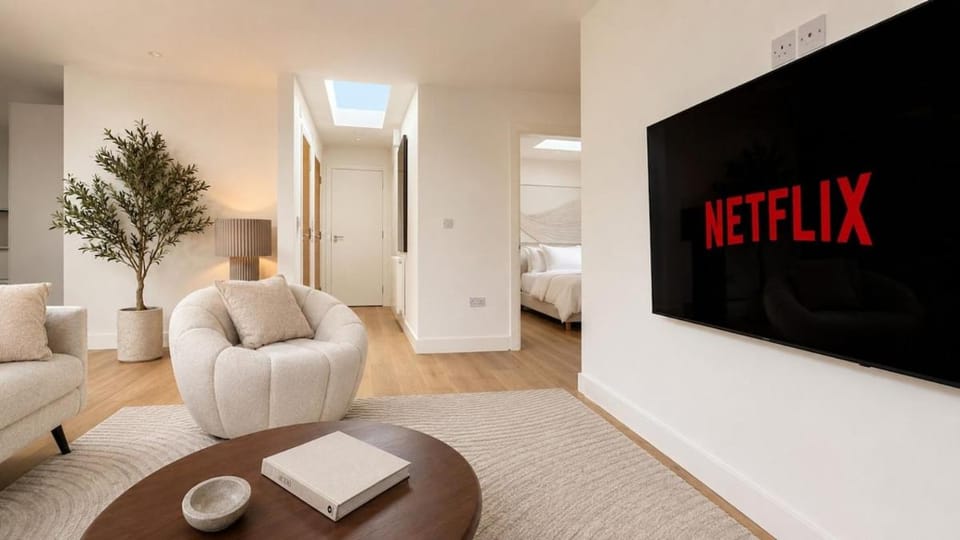 Communal lounge/ TV room, TV and multimedia, Living room, Seating area, Evening entertainment