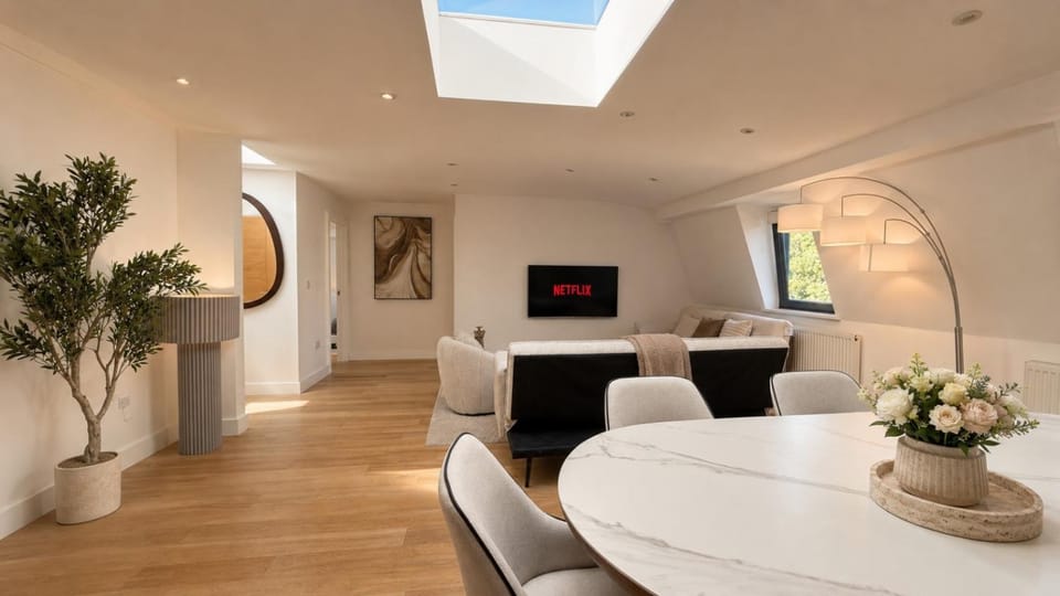 TV and multimedia, Living room, Seating area, Dining area