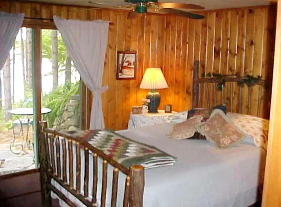 Cottage Guesthouse on Lakeview Lake, Michigan House in Sleeping Bear Dunes
