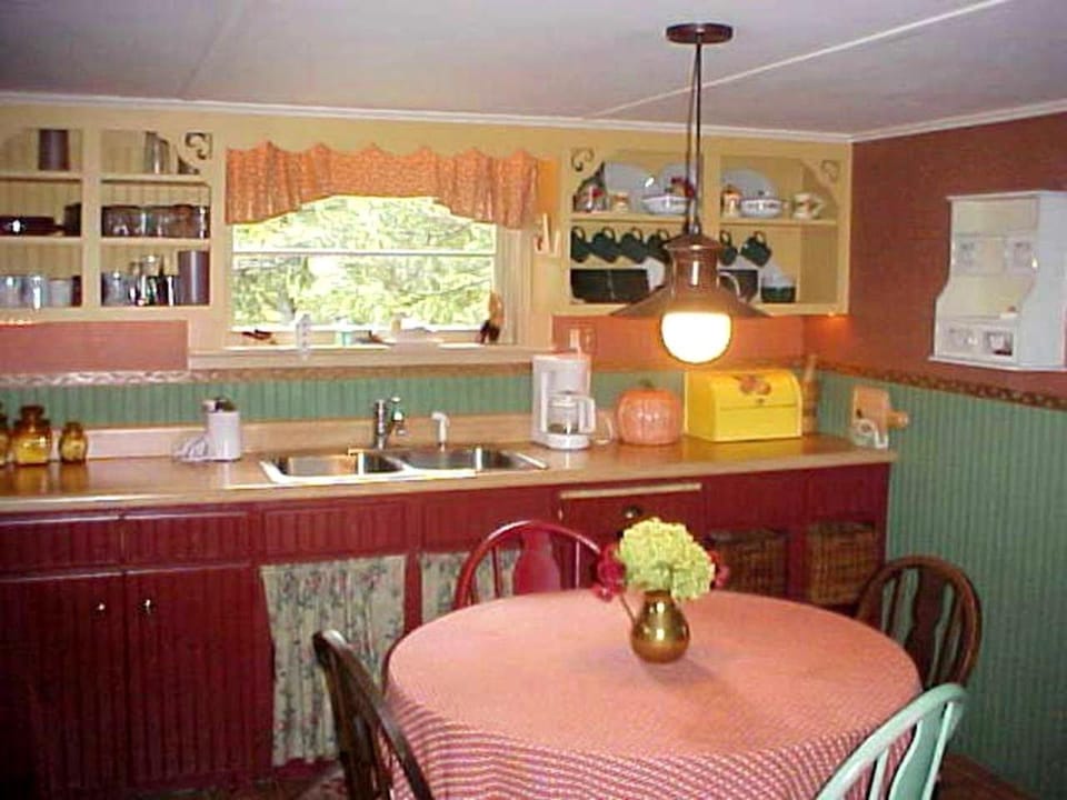 Cottage Guesthouse on Lakeview Lake, Michigan House in Sleeping Bear Dunes