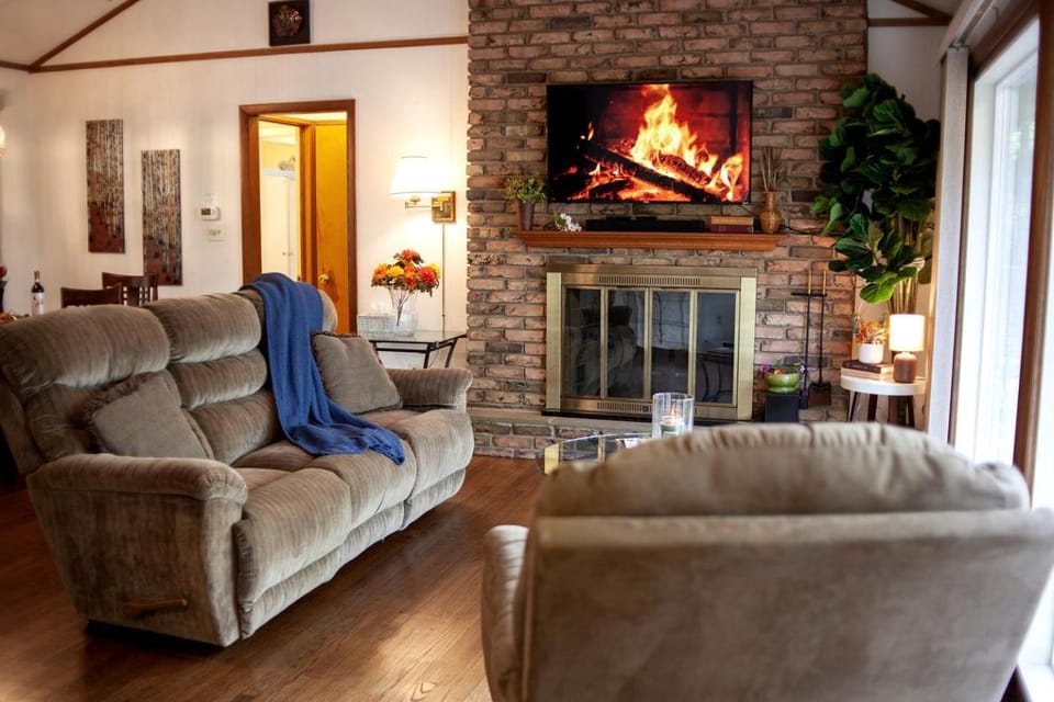 Modern Cabin With Hot Tub Grill in Mount Gretna Cabin in Mount Gretna