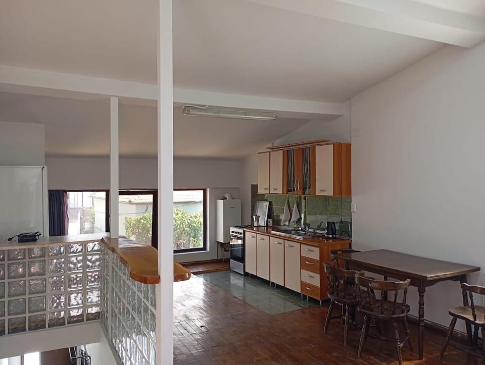 Kitchen or kitchenette, Dining area, oven