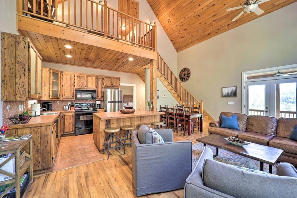 Spacious Camp Rock Cabin Perfect for Families with Hot Tub & Fire Pit in Boone, North Carolina Cabin in Boone