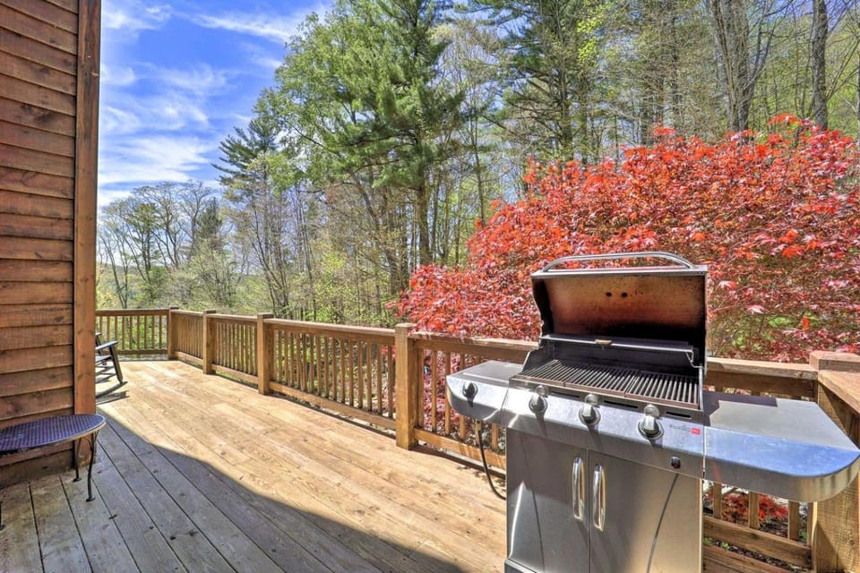Spacious Camp Rock Cabin Perfect for Families with Hot Tub & Fire Pit in Boone, North Carolina Cabin in Boone