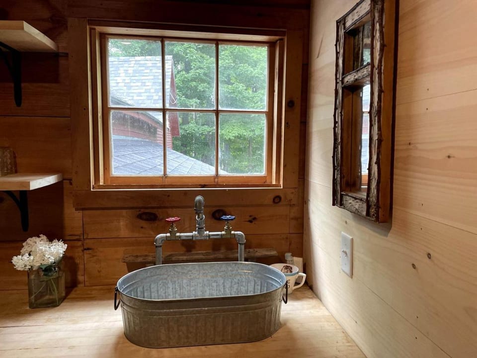 Cozy Barn Retreat with Deck and Mountain Views in Vermont House in Hyde Park