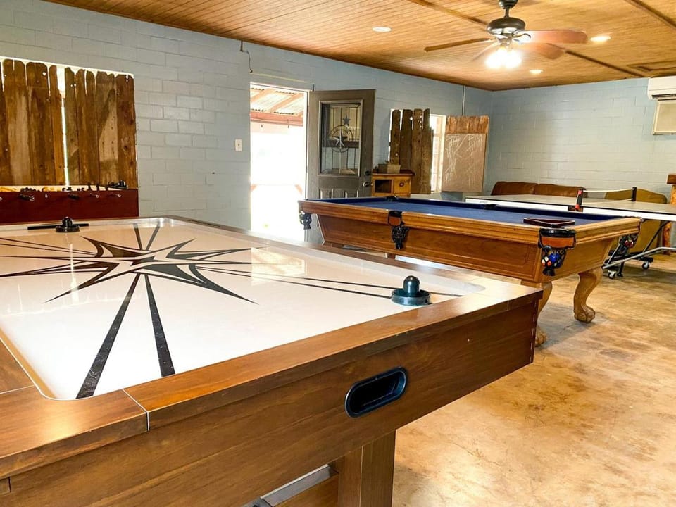 Creekside Cabin with a Hot Tub for a Texas Glamping Holiday in Geronimo Cabin in Seguin
