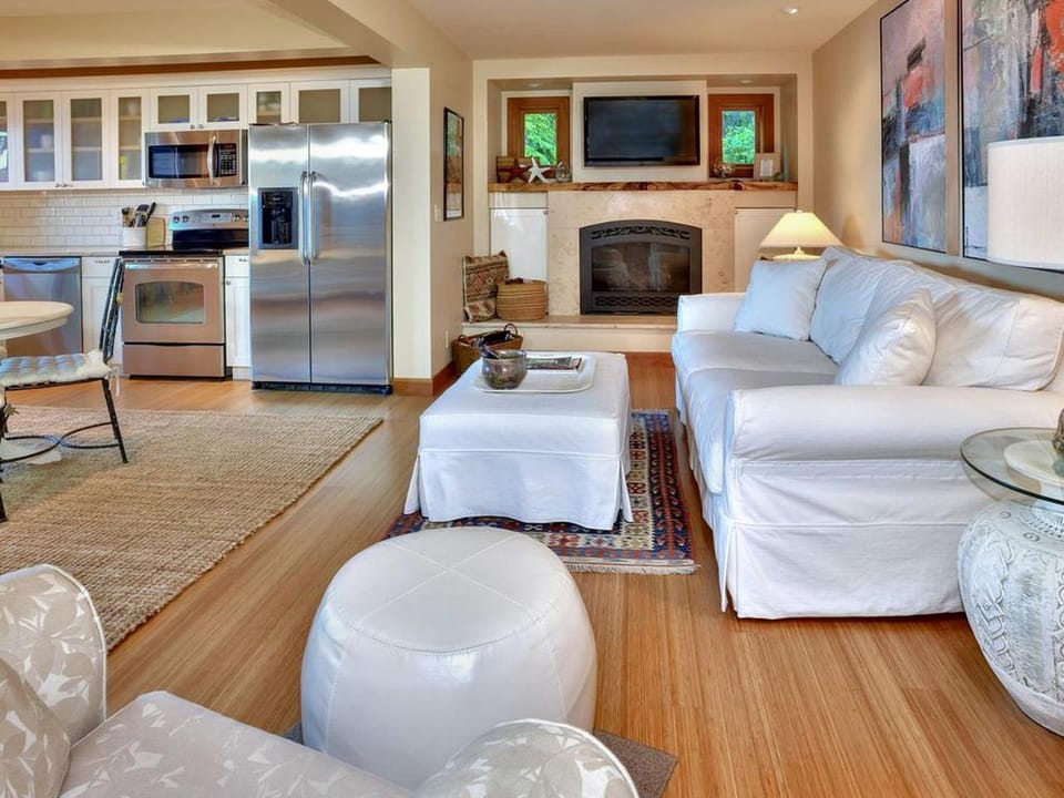 Romantic Getaway with Cozy Fireplace on Bainbridge Island, Washington House in Bainbridge Island