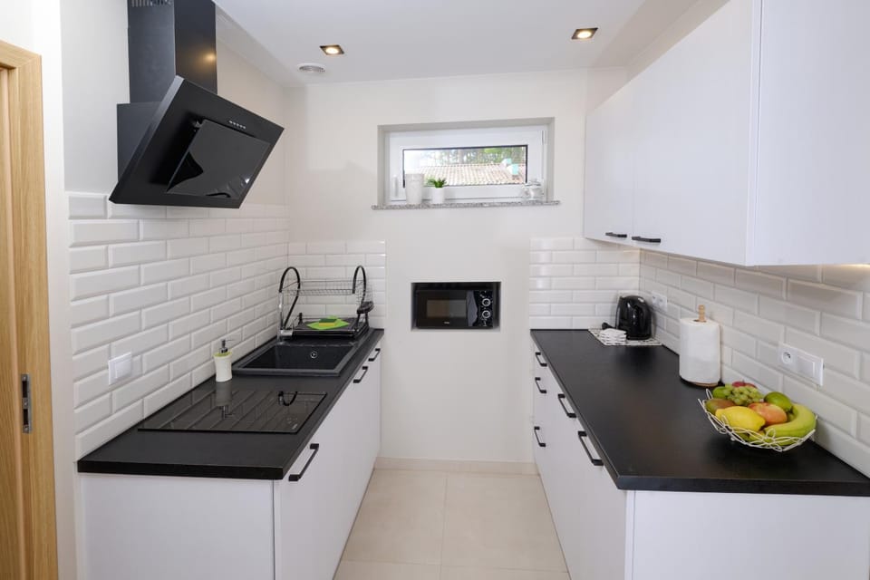 Kitchen or kitchenette, dishwasher, oven, pet friendly, stove