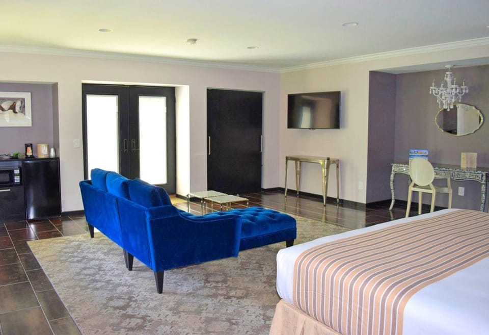 Deluxe Suite Rental for a Romantic Getaway near Mohawk Mountain, Connecticut House in Lakeville