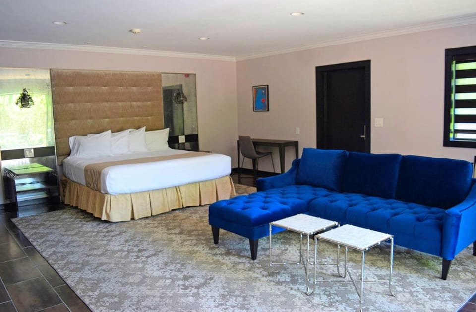 Deluxe Suite Rental for a Romantic Getaway near Mohawk Mountain, Connecticut House in Lakeville