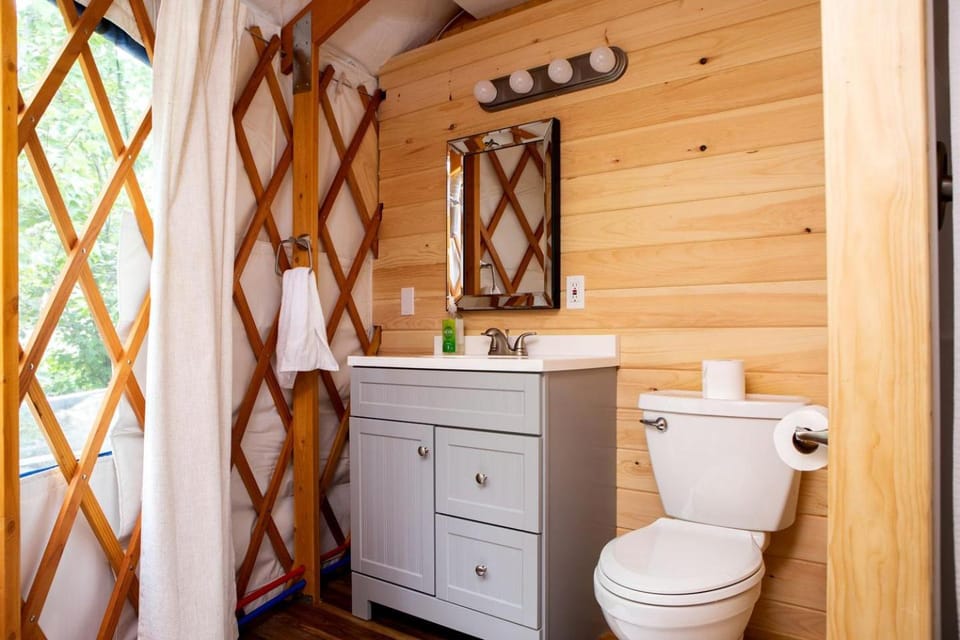 Bluebird yurt House in Stockton-Springs