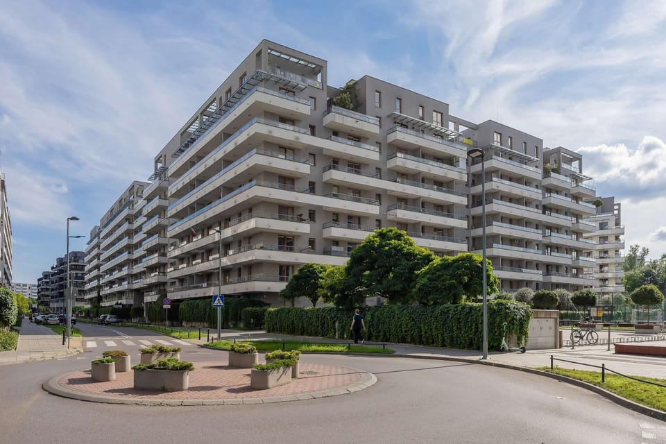 Property building, Neighbourhood, Location