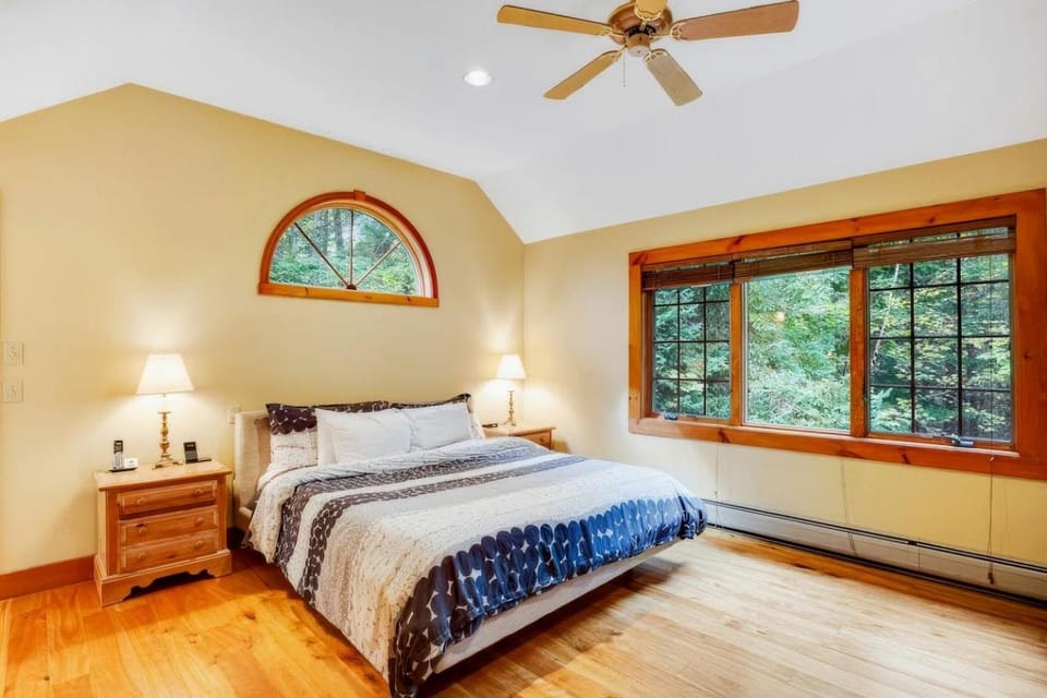Mountain Retreat with Stone Fireplace & Game Room Near Stratton, Magic Mountain & Bromley Mountain, Peru, Vermont House in Peru