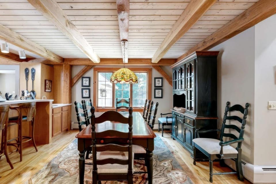 Mountain Retreat with Stone Fireplace & Game Room Near Stratton, Magic Mountain & Bromley Mountain, Peru, Vermont House in Peru