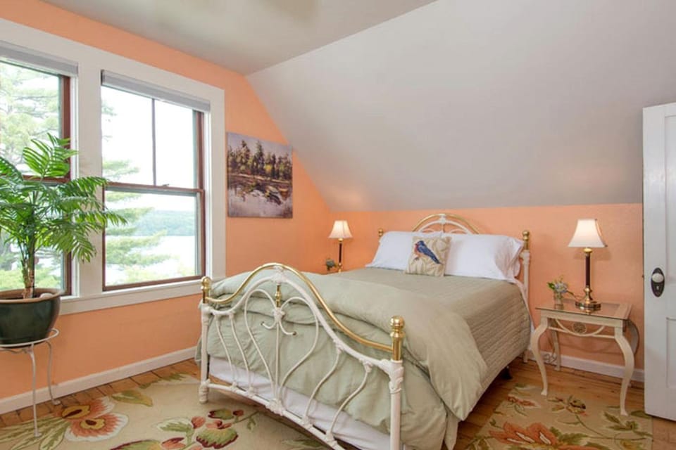 Luxurious Lake House Suite Rental on Lake Winnisquam in Sanbornton, New Hampshire House in Lake Winnisquam