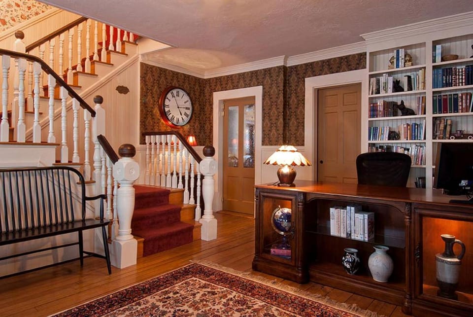 Luxurious Lake House Suite Rental on Lake Winnisquam in Sanbornton, New Hampshire House in Lake Winnisquam