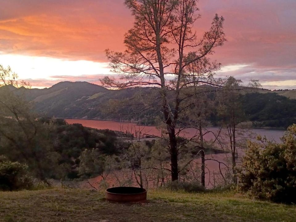 Scenic Canvas Escape with Firepit & Picnic Table in Geyserville, California House in Sonoma County
