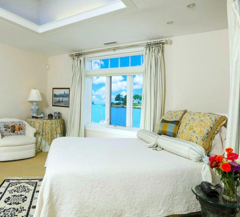 Serene Bed and Breakfast Suite for a Weekend Getaway on the Long Island Sound, Connecticut House in Branford