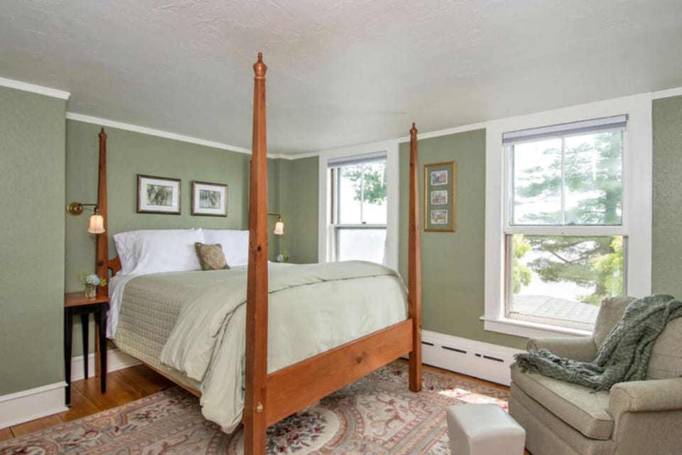 Picturesque Lake Vacation Rental near Laconia, New Hampshire House in Lake Winnisquam