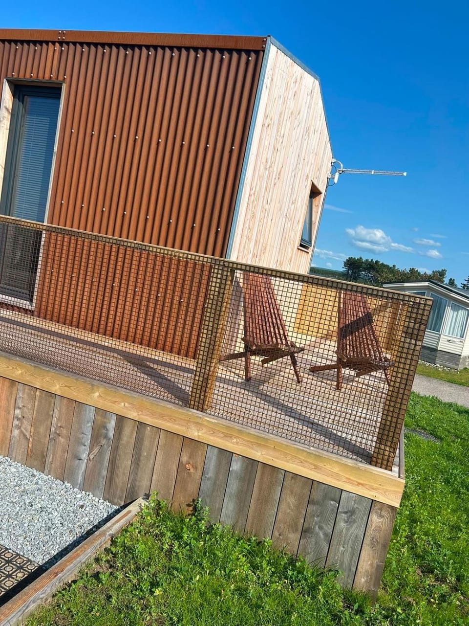 Property building, Day, Balcony/Terrace