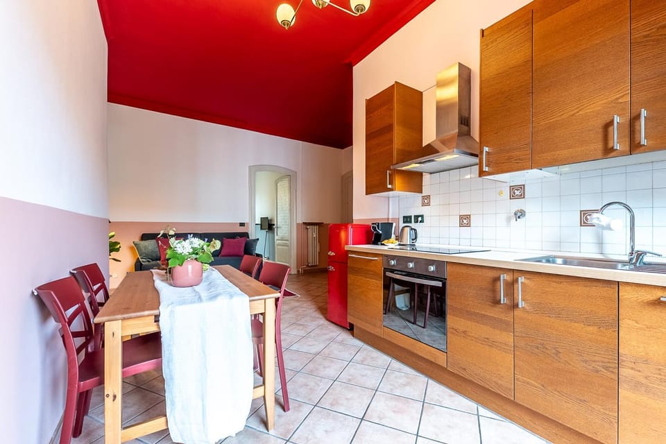 Kitchen or kitchenette, Dining area, oven, stove