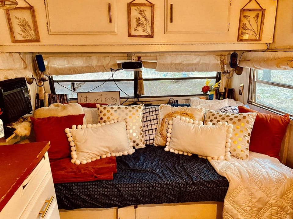 Cozy Vintage Camper with Fire Pit & Outdoor Deck in Hopkins, South Carolina House in Hopkins