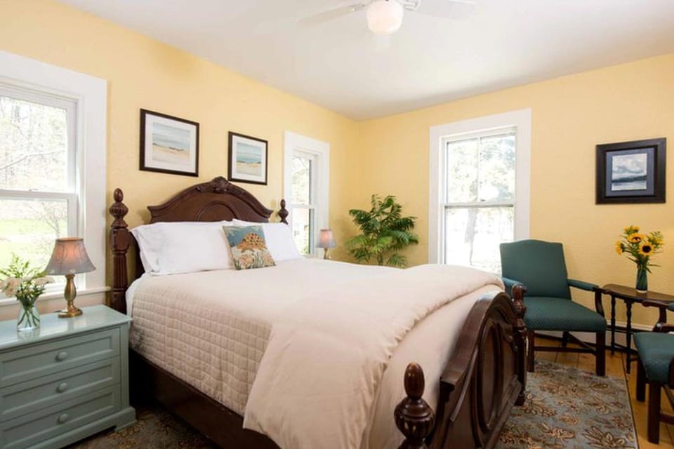 Elegant Vacation Rental on Lake Winnisquam House in Lake Winnisquam
