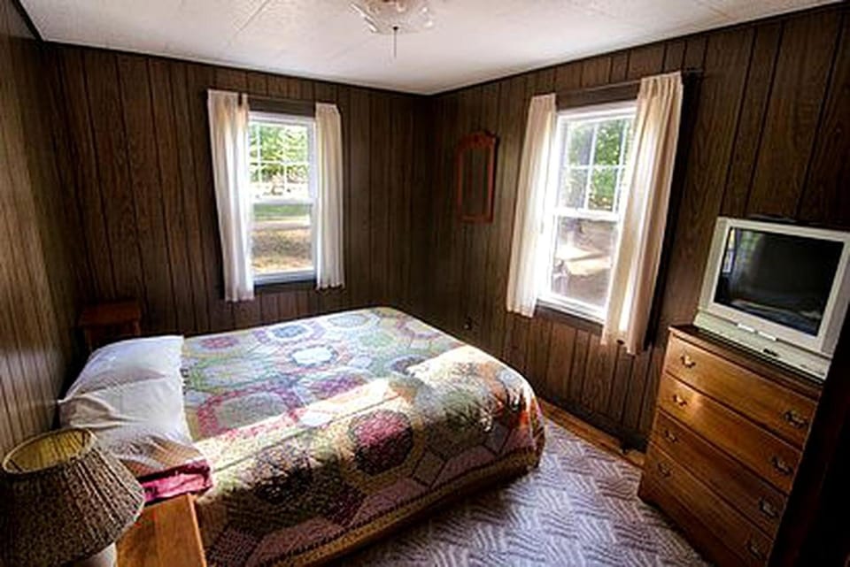 Peaceful Cottage on Lake Winnipesaukee near Gunstock Mountain Resort, New Hampshire House in Center Harbor