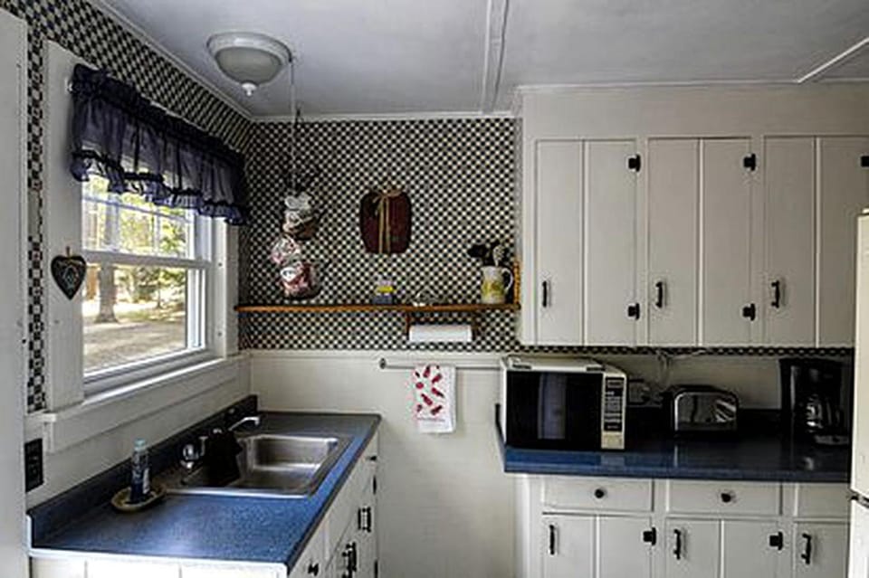 Peaceful Cottage on Lake Winnipesaukee near Gunstock Mountain Resort, New Hampshire House in Center Harbor