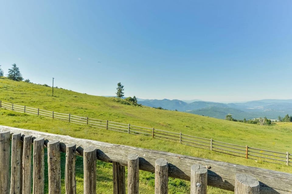 Western-Themed Cabins on Luxury Bull Ranch in Washington State Cabin in Franklin D Roosevelt Lake