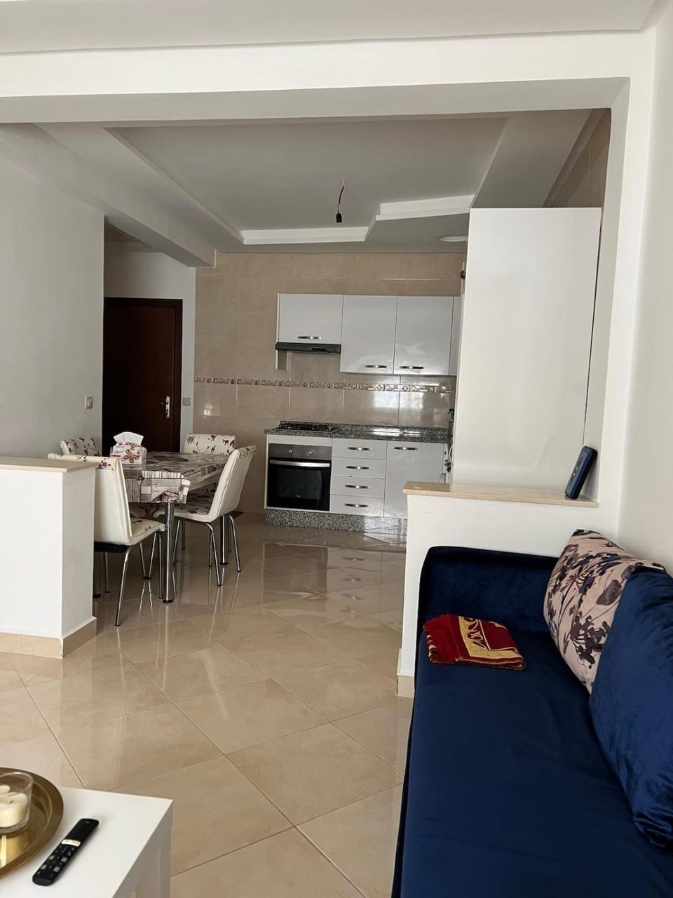 Kitchen or kitchenette, Living room, Seating area, Dining area, oven